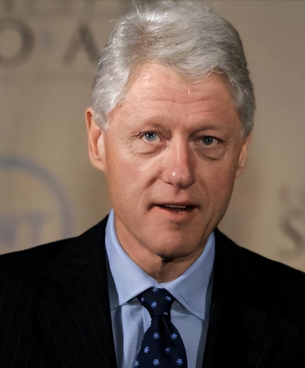 克林顿突然出来喊话，把窗户纸捅破了。

他说中国早晚要超过美国，让某些人别再装睡