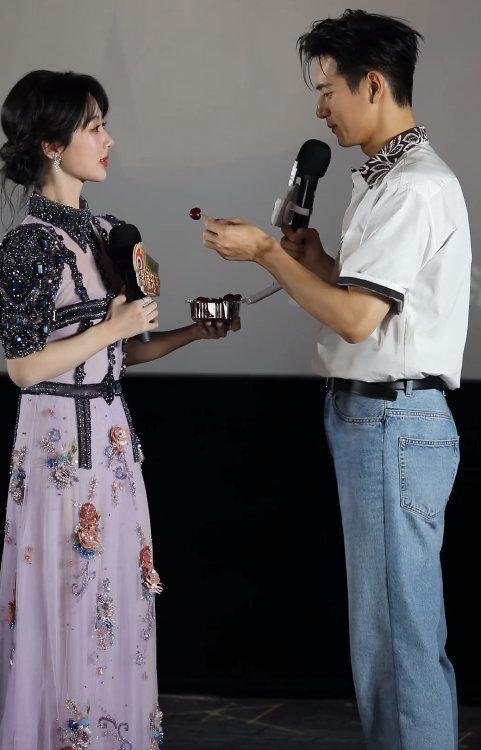 李现喂杨紫樱桃  杨紫李现还原喂樱桃名场面  杨紫李现还原喂樱桃名场面，咱就说这
