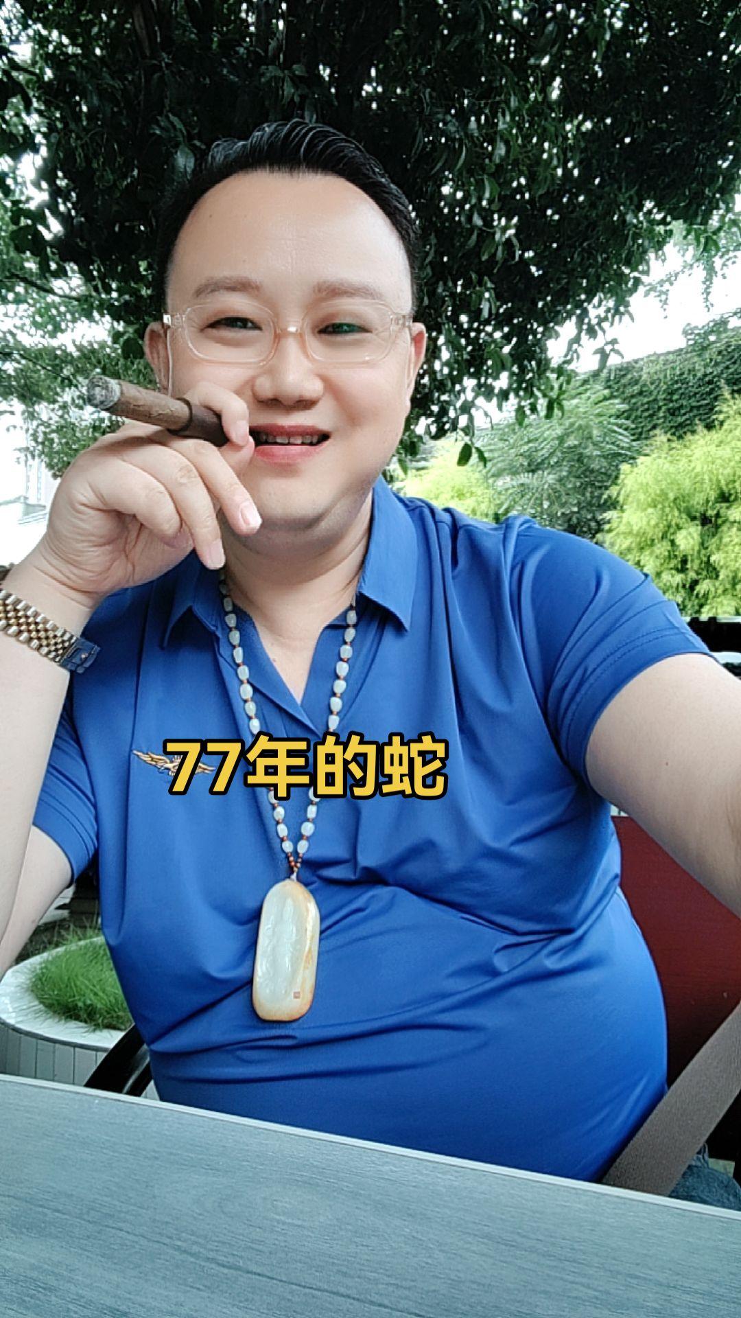 七夕到啦！愿有伴的你，牵手漫步时满是甜意，相视一笑间皆是默契；愿单身的...