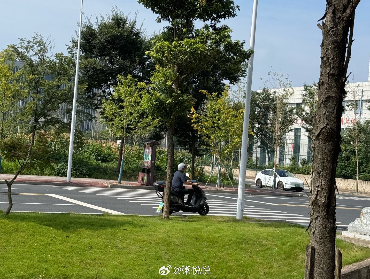 在医院等候期间，跟我爸聊天。我说：“我现在也很困惑，不知道花这么多钱让娃在国外读