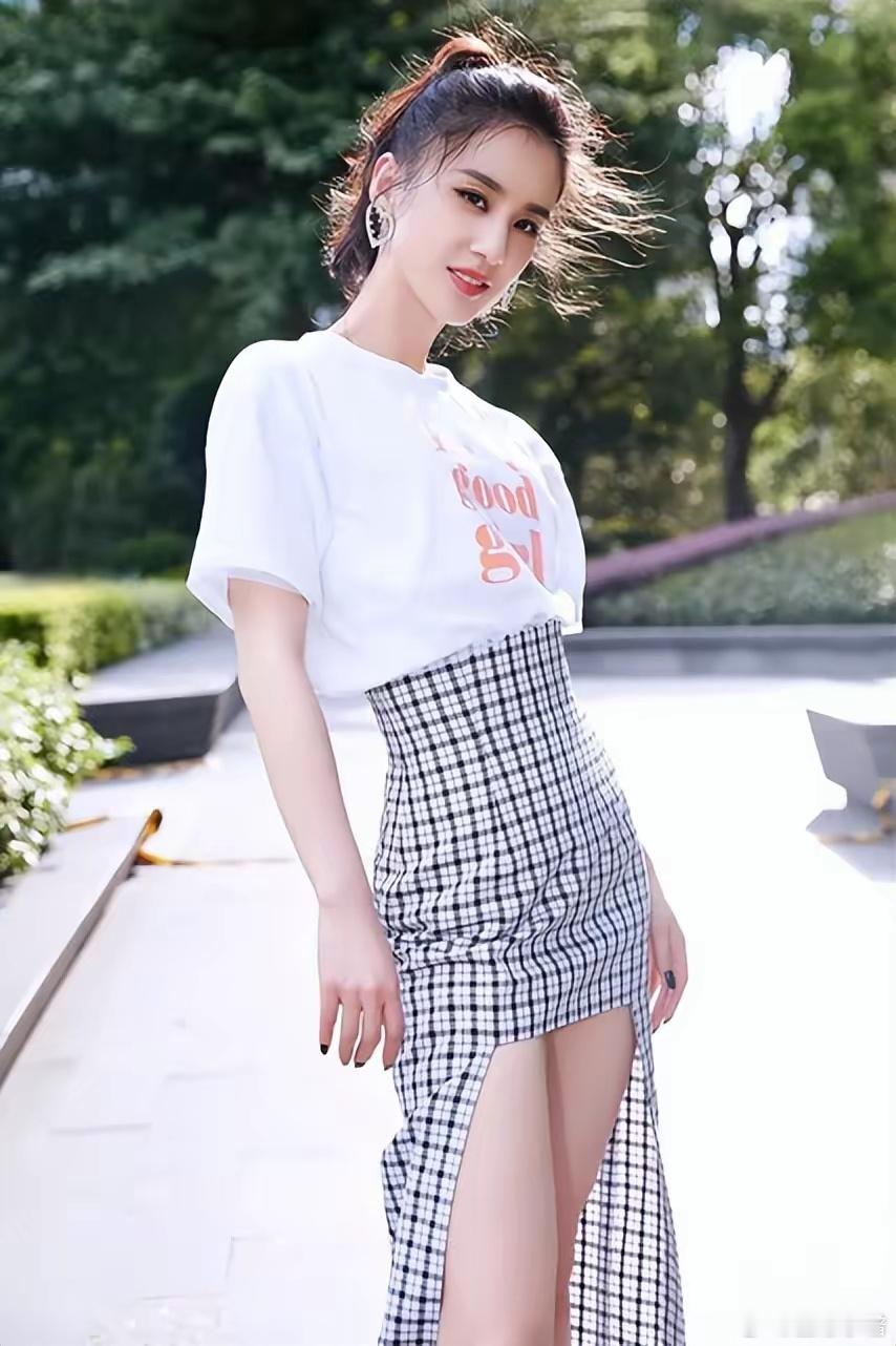 黄圣依带火了“无龄感”穿搭:白t恤+格纹半身裙，美得像仙女 ​​​