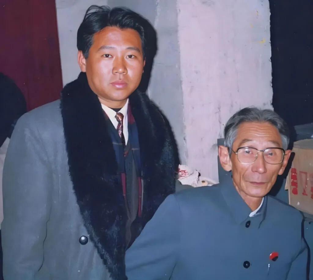 郭德纲和马氏父子的缘分也许早就天注定，从虔诚地跟马三立合影，到马志成送他醒目，他