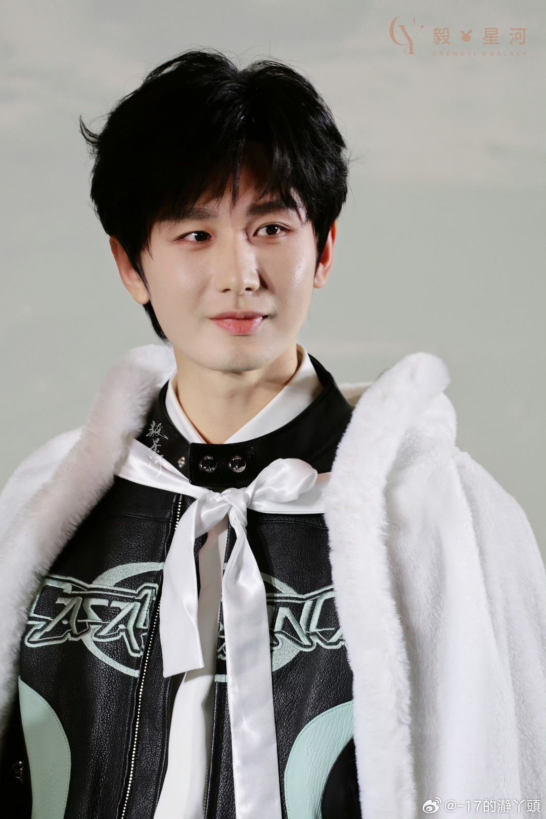 在复仇的路上，见不得任何一个仇人有善终。一袭素袍染尽风云，三分温润藏七分凌厉，谢