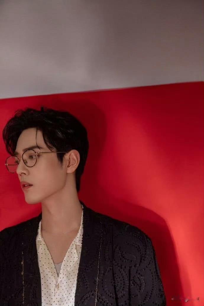 肖战无疑是真正意义上的内娱影视顶流与实力标杆，更是内娱唯一一位90后SMG视帝，