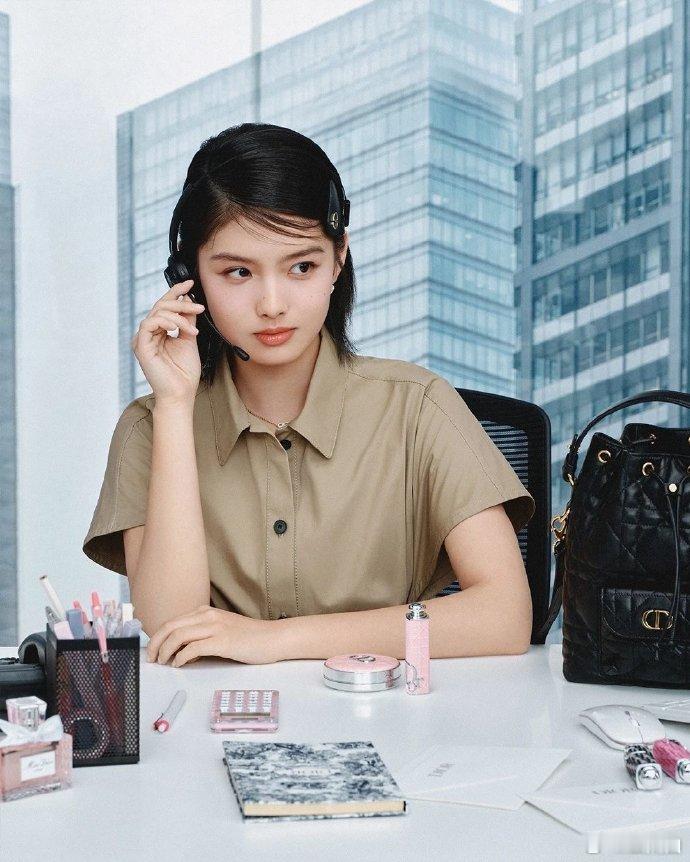 艾米黑色短发造型亮眼，巧妙修饰脸型。搭配卡其短裙，甜酷兼具，这个短发造型着实加分