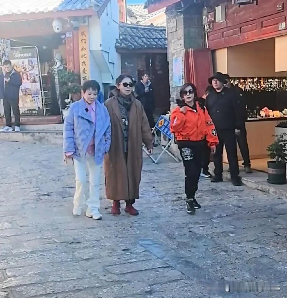 虽然刘晓庆、倪萍和蔡明都已经年过六旬，但他们依旧活跃在人们视线中。刘晓庆虽然已经