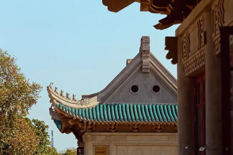 ——相较于华科的好评如潮和热闹非凡，武汉大学就显得落寞了些，当然这里面有武汉大学