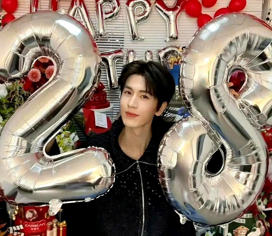 一件朴素毛衣，直接把张凌赫送上热搜第一！

粉丝的眼睛简直是显微镜，看到他在横店