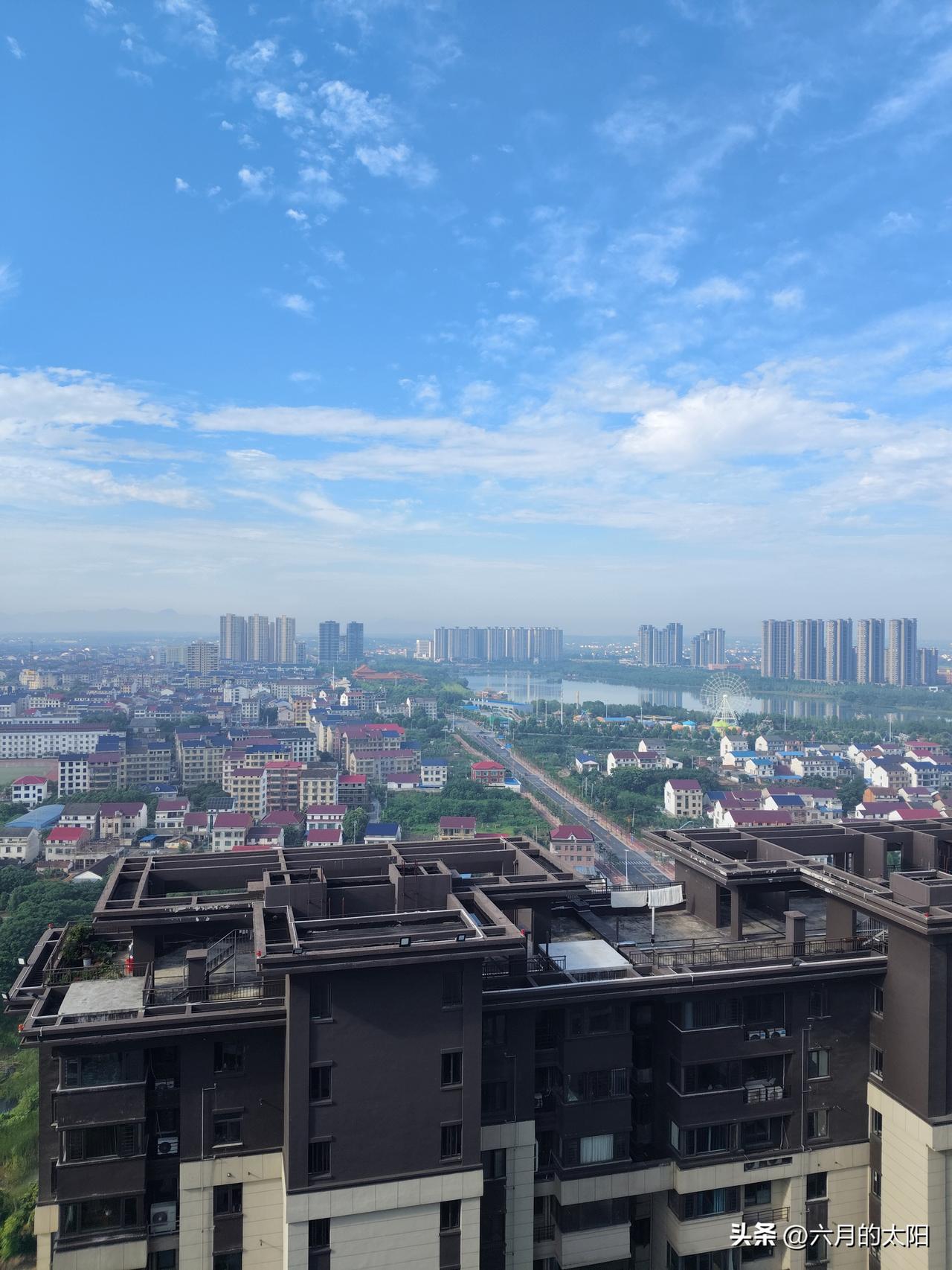 晒图笔记大赛晴空万里，高楼耸立，美啦美啦