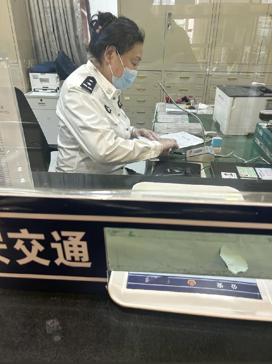 这警衔坐窗口的，放眼全国应该也是独一份了，见过三监的二调白衬衣坐窗口的，二监的白