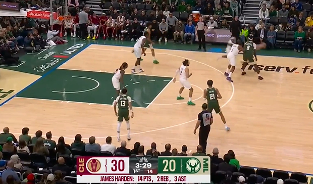 ▲可以，一节14分，完成了大半的任务▲老大技能发动：开肘