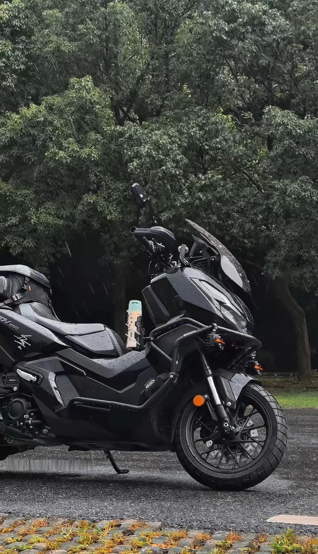 我们正需要一场瓢泼的雨。我们正需要一场瓢泼的雨 ADV350 踏板摩托车 骑士归