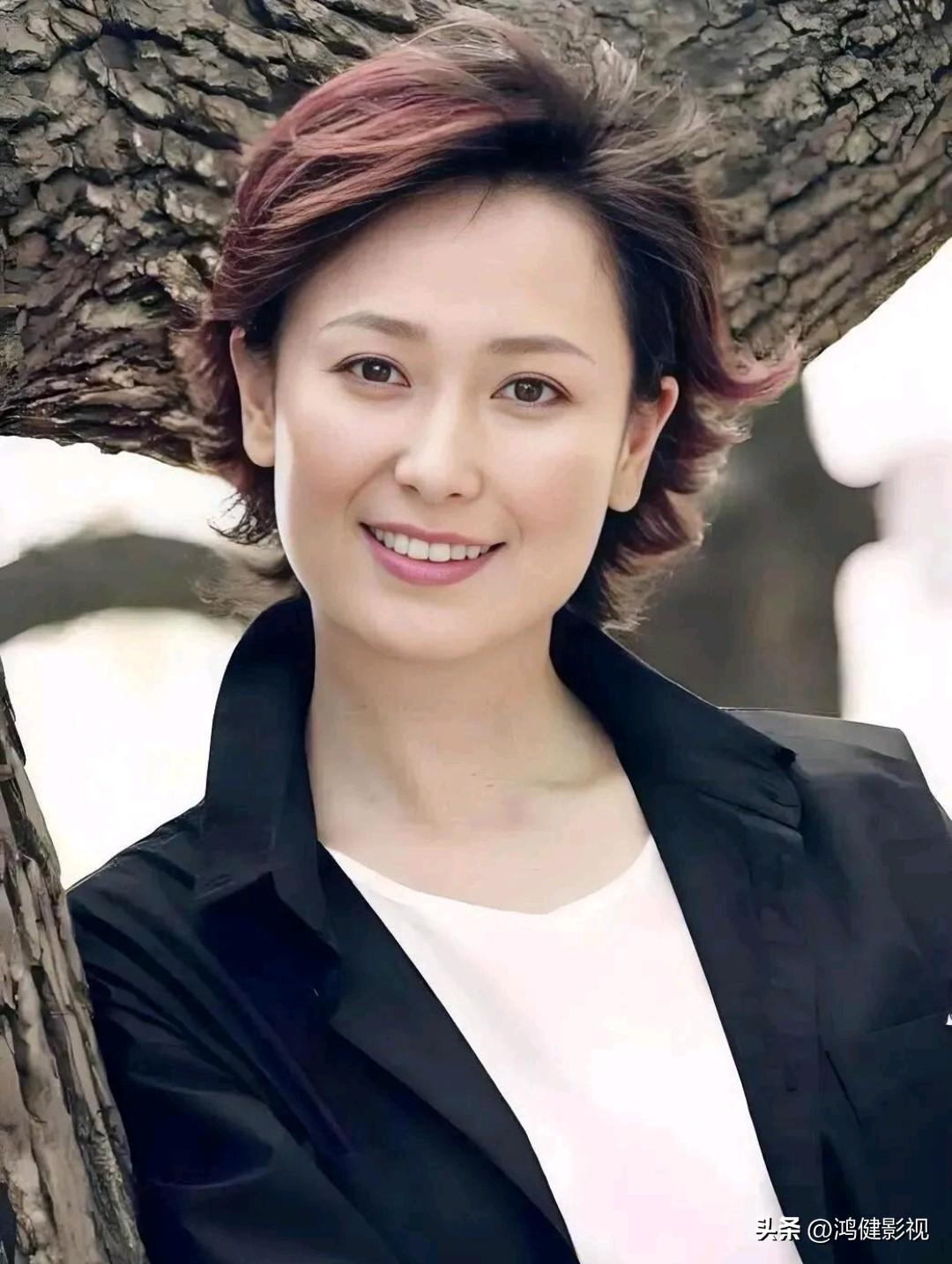 大家还记得这位女演员吗？
她今年61岁，广东人，人漂亮、智性！身材高挑。虽然没有