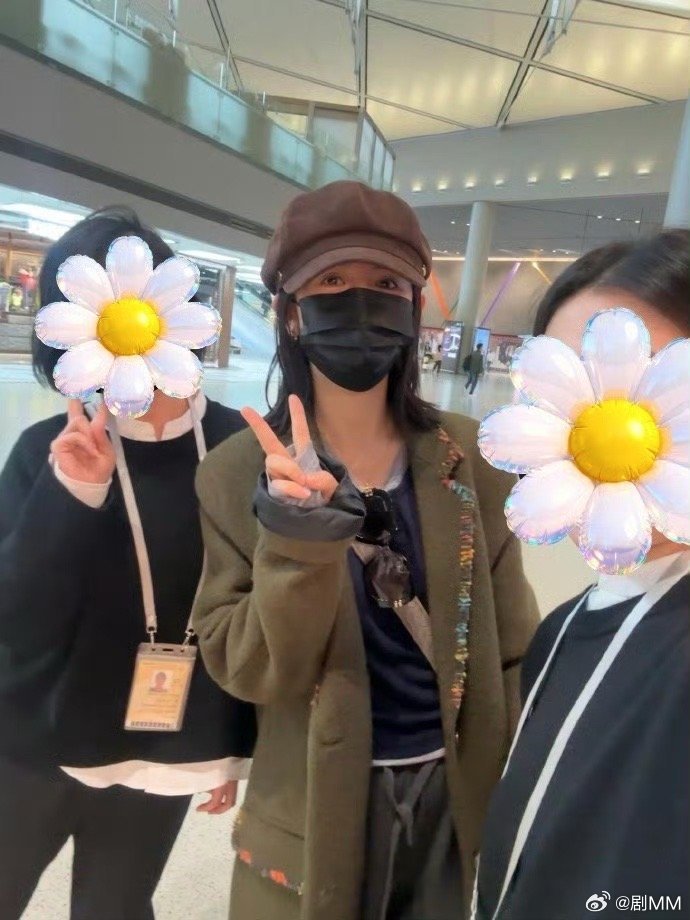网友称谢娜心情挺好的谢娜机场状态虹桥机场偶遇谢娜，和粉丝打招呼，耐心回应每一个人