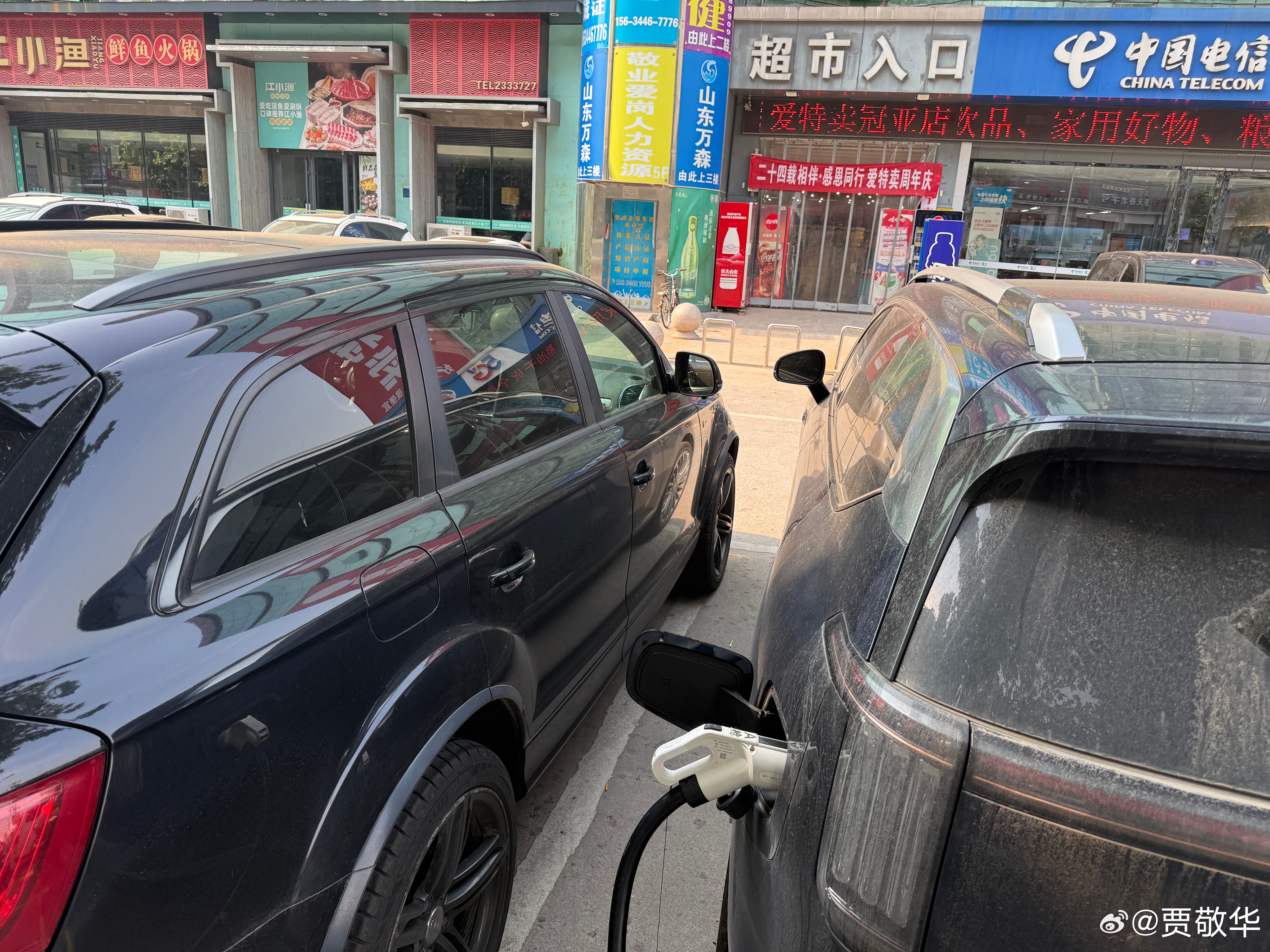 经常会遇到这种停车不文明的人，车位本身就窄，两边的车都压着线停。幸好我比较瘦，不