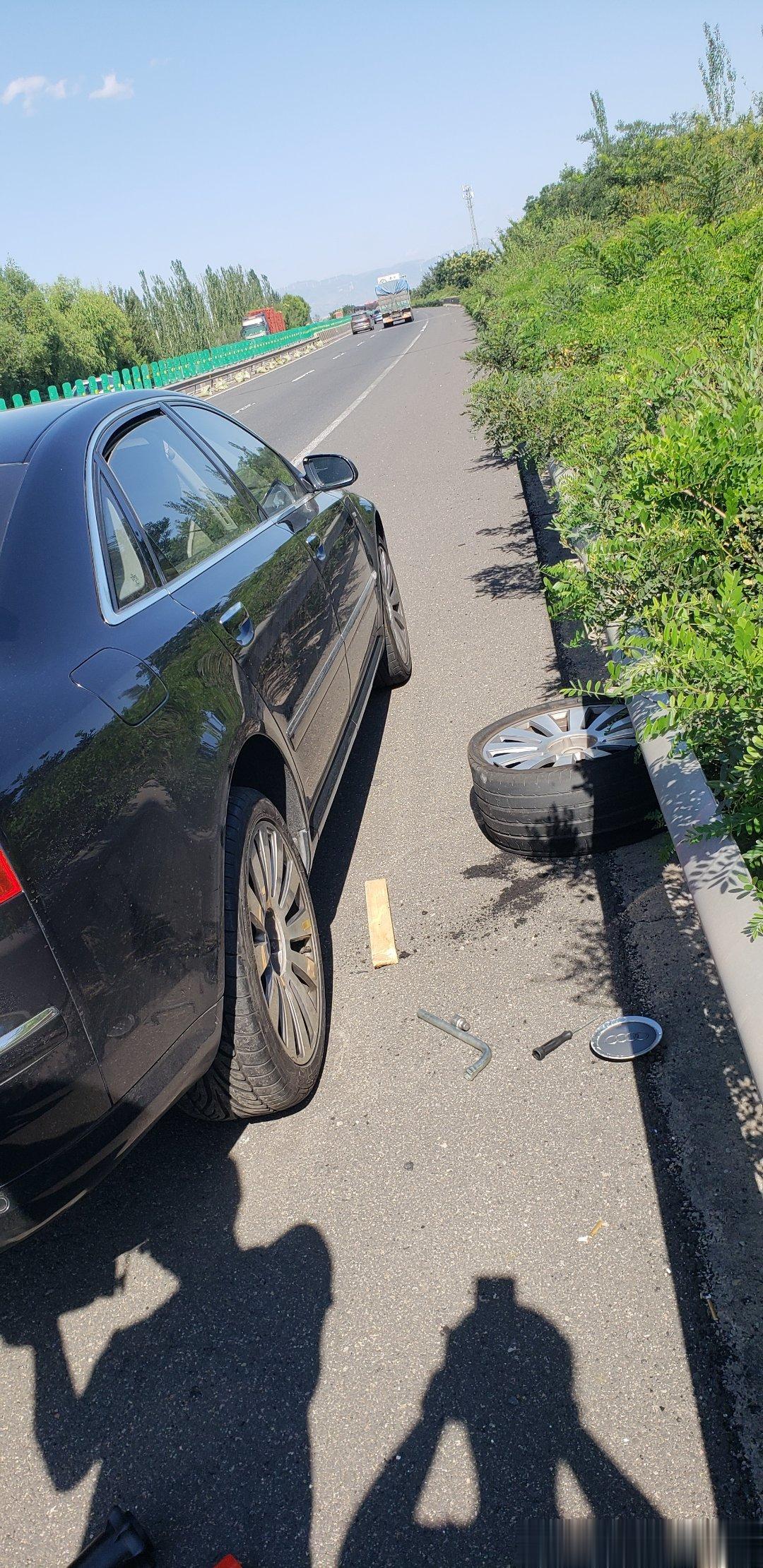 第一次亲自感受爆胎[白眼]140km/h行驶时突然​胎压灯报警，出发前一天已经检