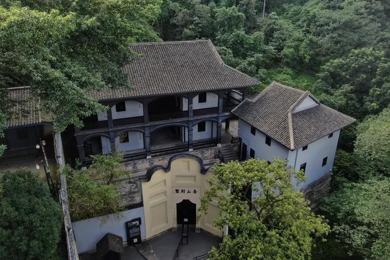 怀着崇敬之心，我在7月27日再次前往渣滓洞和白公馆，缅怀先烈，向英雄致以敬意。这