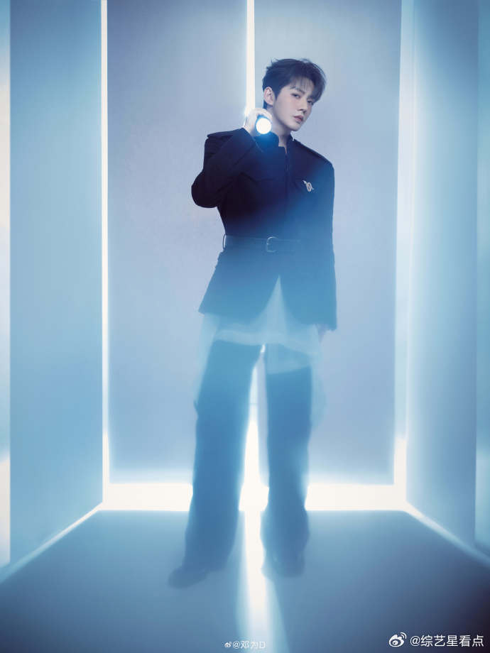 邓为完全行走的衣架子 邓为完全行走的衣架子，这一套微博之夜的造型真的是帅的不可方