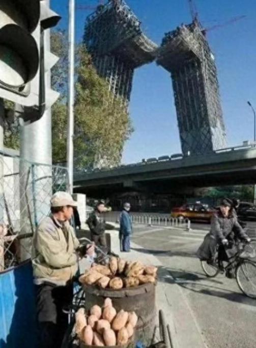 央视大楼，被俗称“大裤衩”，多年以后，央视大楼的洋人设计师“库哈斯”在国外媒体的