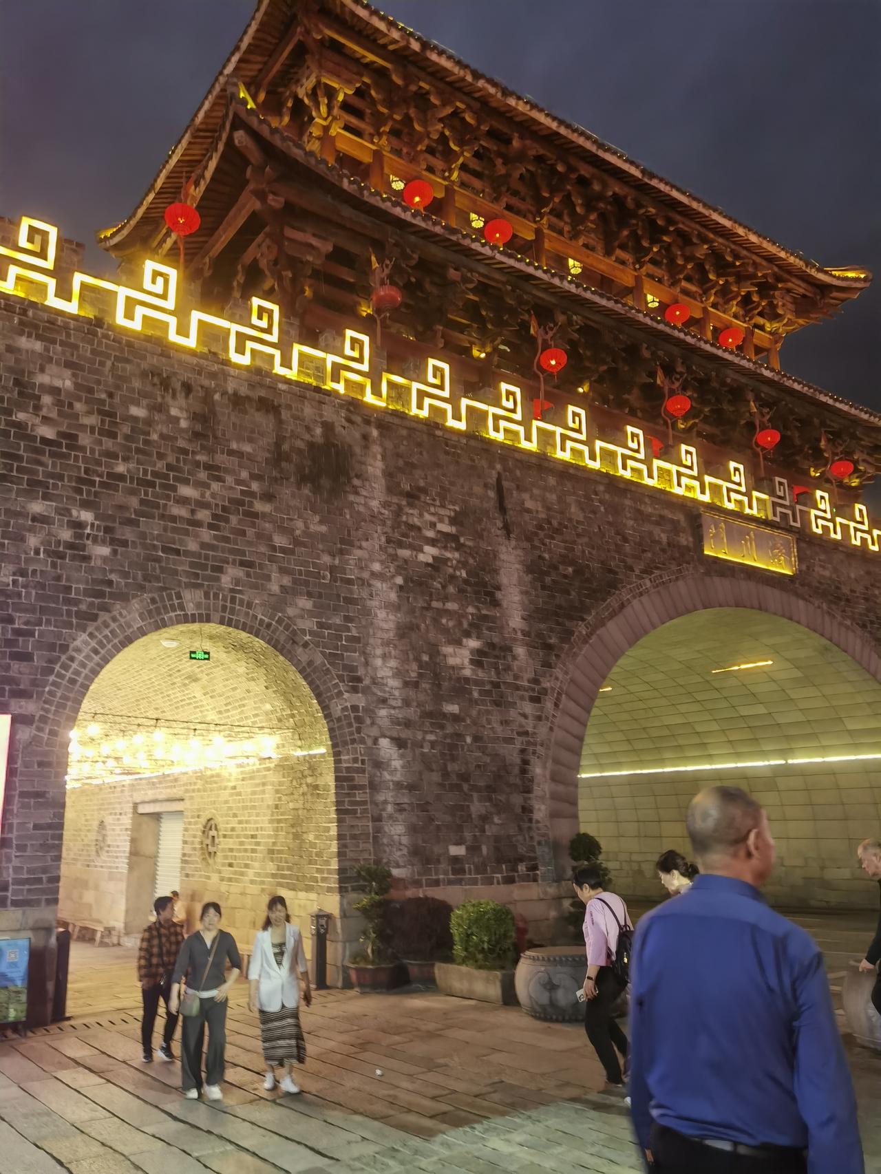 夜游长汀古城墙，美轮美奂轮。
汀州古城墙，始建于唐代，宋代扩修，现存多为明代遗存