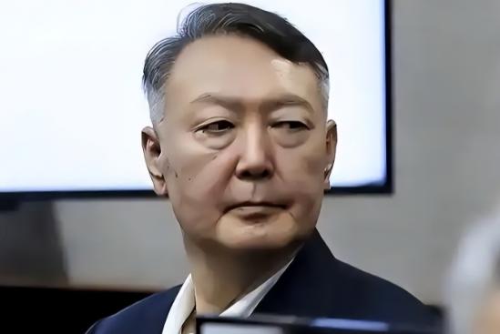 当地时间4月14日，首尔中央地方法院上演了韩国宪政史上最扎心的一幕：前总统尹锡悦