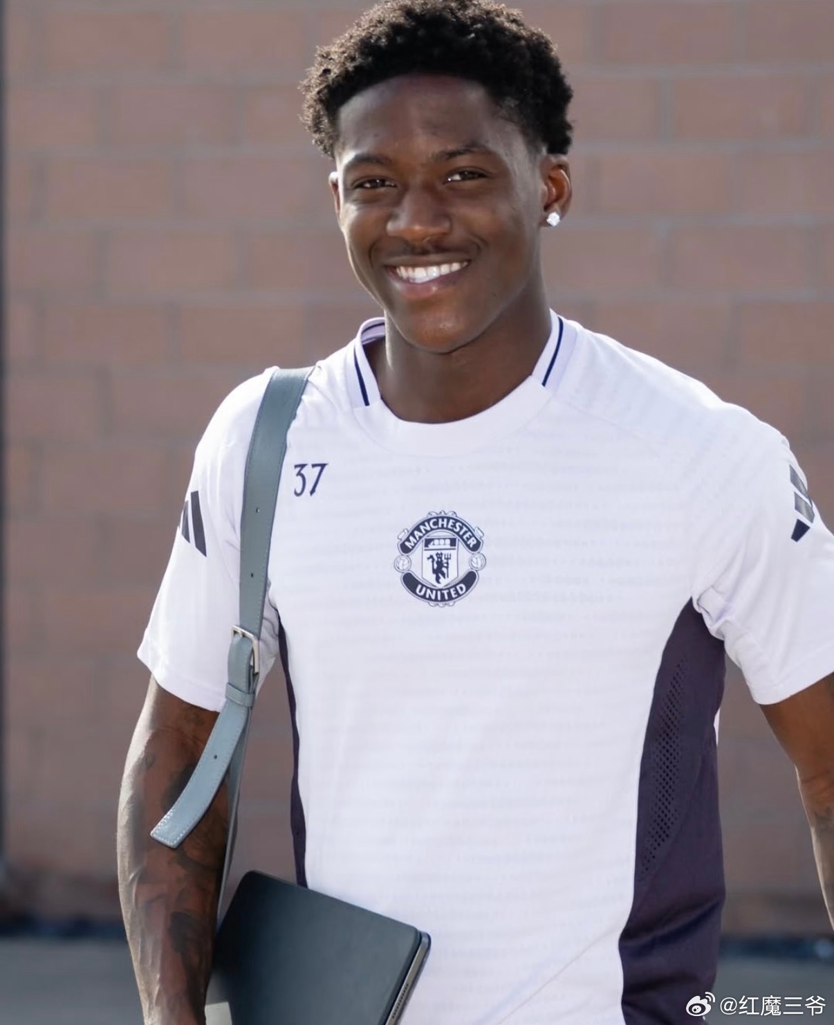 曼联  红魔队即将启程前往爱尔兰的都柏林，展开为期四天的集训，旨在为赛季末的冲刺