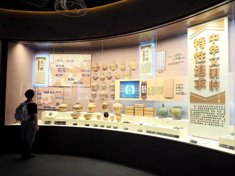 中华文明的本质，并非是单一思想或制度，而是一种以农耕为本、以血缘为纽、以礼乐为序