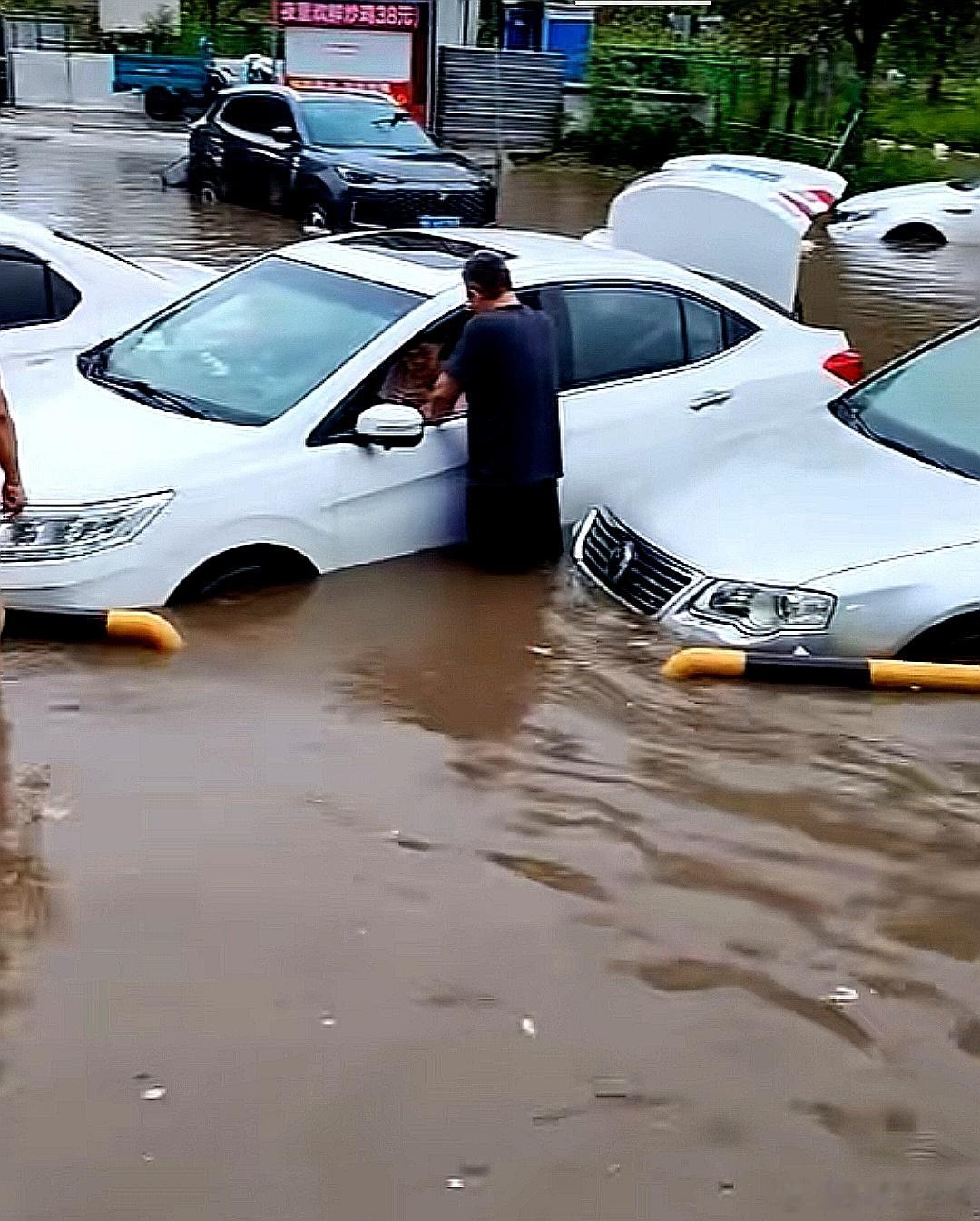 雨停了，挪挪车吧 