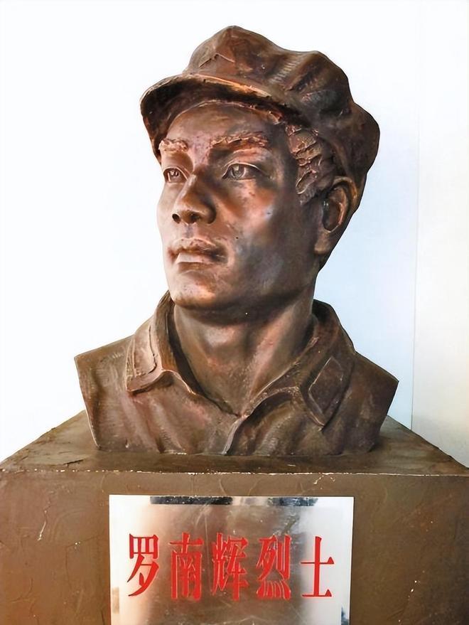 1930年，红军军委书记罗南辉被捕， 结果还不等敌人用刑，他便哭着跪地求饶，表示