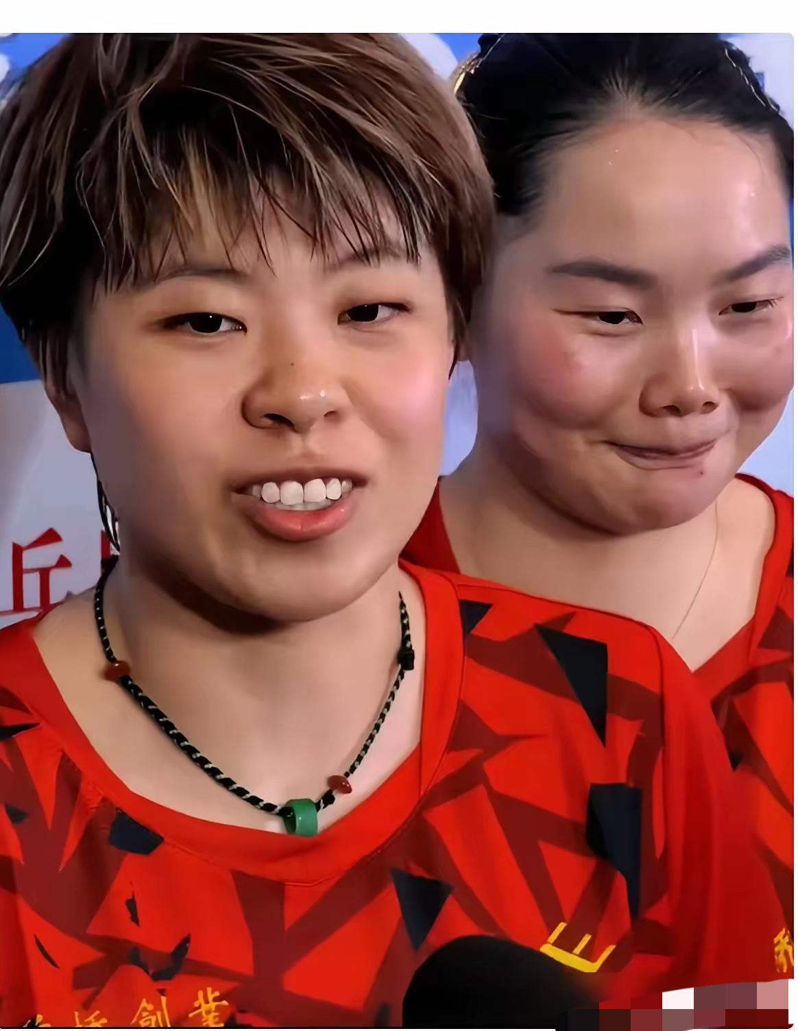 王艺迪夸人也是很直率的，搭档何卓佳女双获胜后，她夸佳佳说：佳佳最后一个球发得太漂