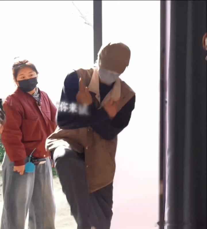 砥砺惹吧你说你上辈子是猴 这句话还在印证迪丽热巴粉丝没接到迪丽热巴接到了拜仁慕尼