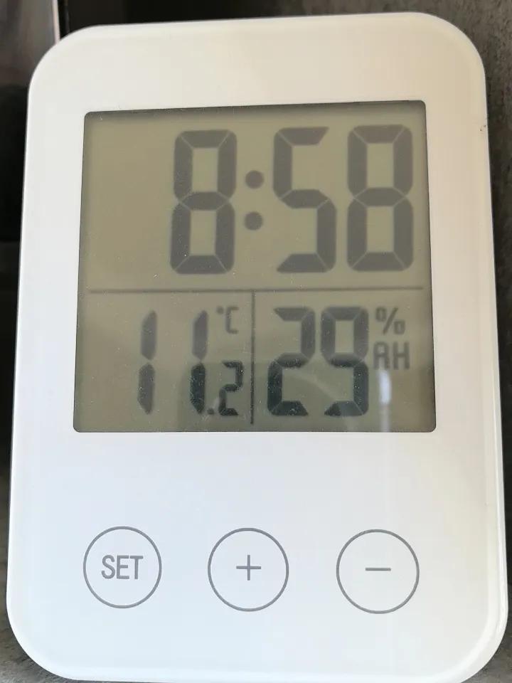 早上起来外面冬日阳光明媚，可一打开窗，一阵干燥凛冽的冷风吹进来，冷得一哆嗦，打了