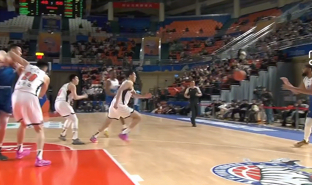 杜润旺这防守真的形同虚设，被劳森连打了好几个我的天，导播还一直在疯狂回放哈哈哈哈