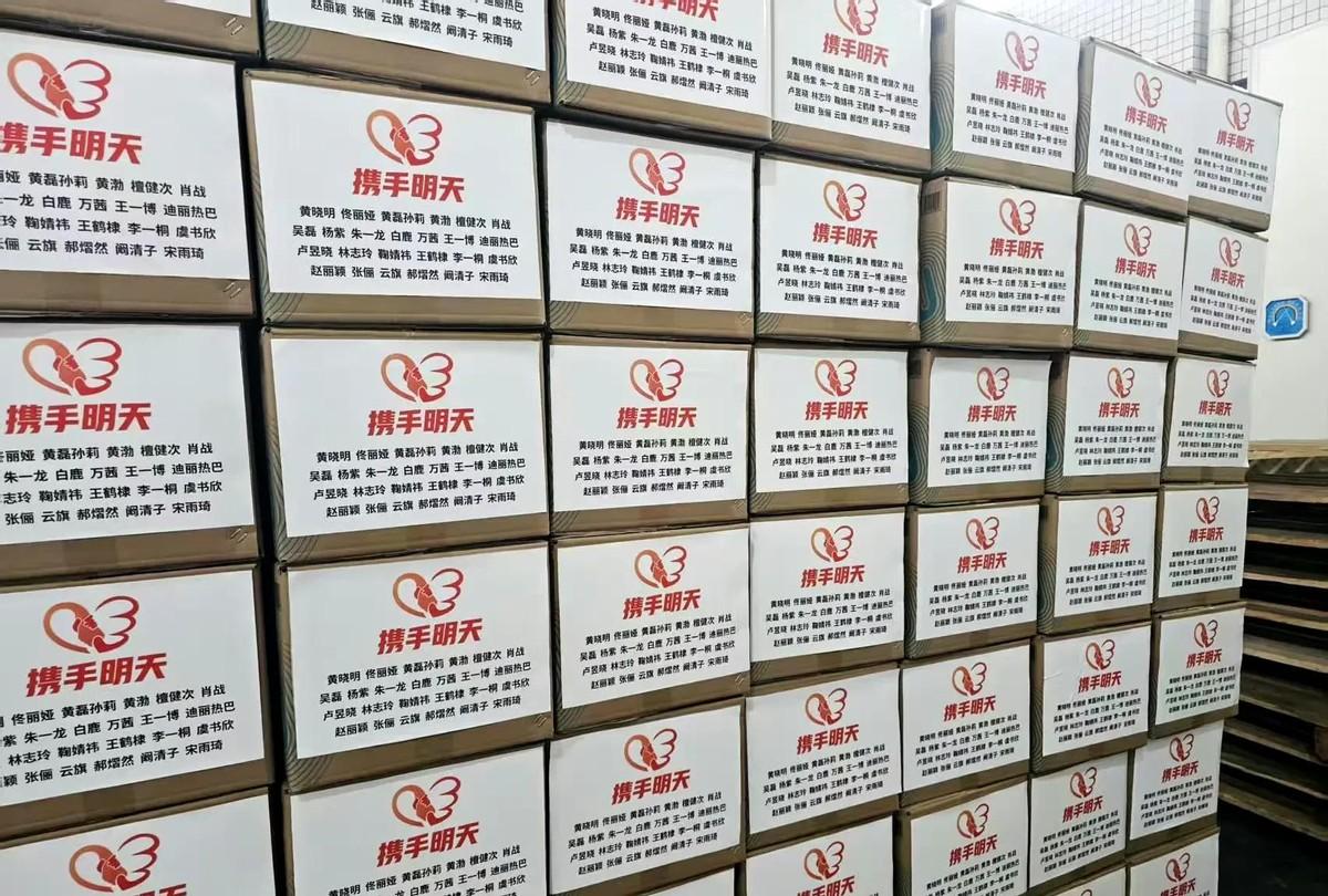现在这人设翻车跟翻书一样快的年头，敢大张旗鼓做慈善的，多半得提前给自己准备好退路