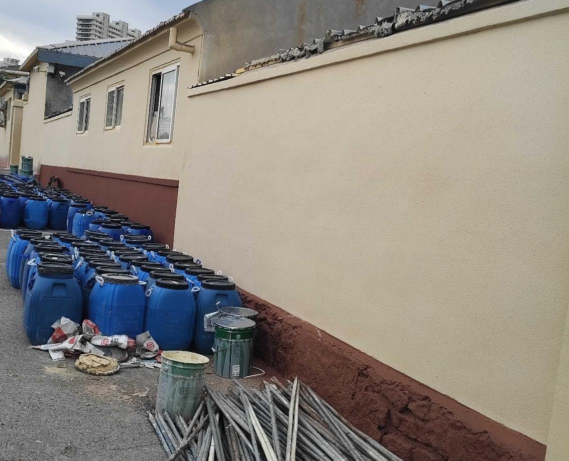 即墨区环秀街道很多村庄正在进行房屋外墙喷漆工程，统一喷涂一个颜色！大家路过这些村
