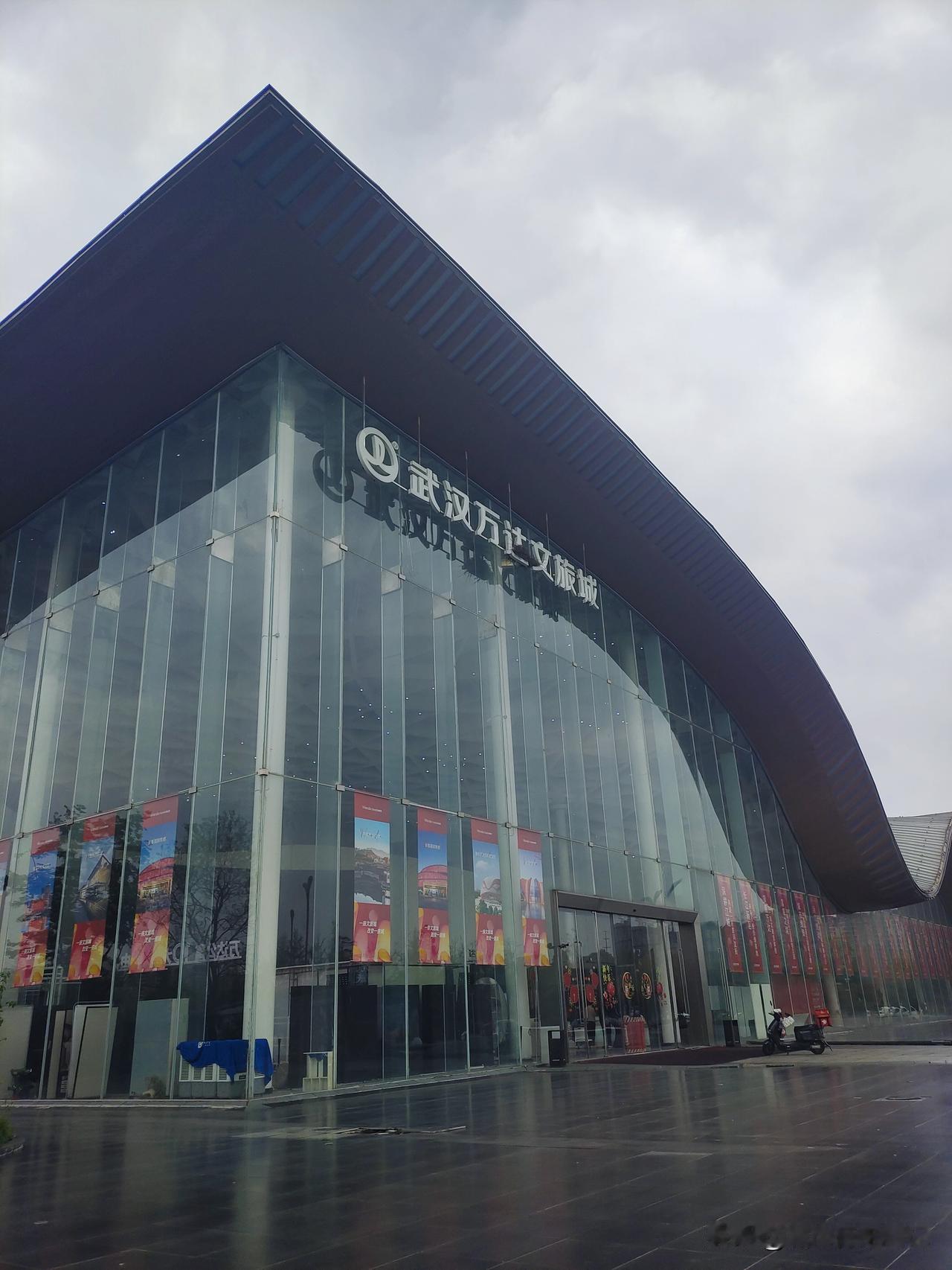 去阳逻万福净土扫墓，路过翔飞路的武汉万达文旅城。网上说该项目占地面积约为 40 