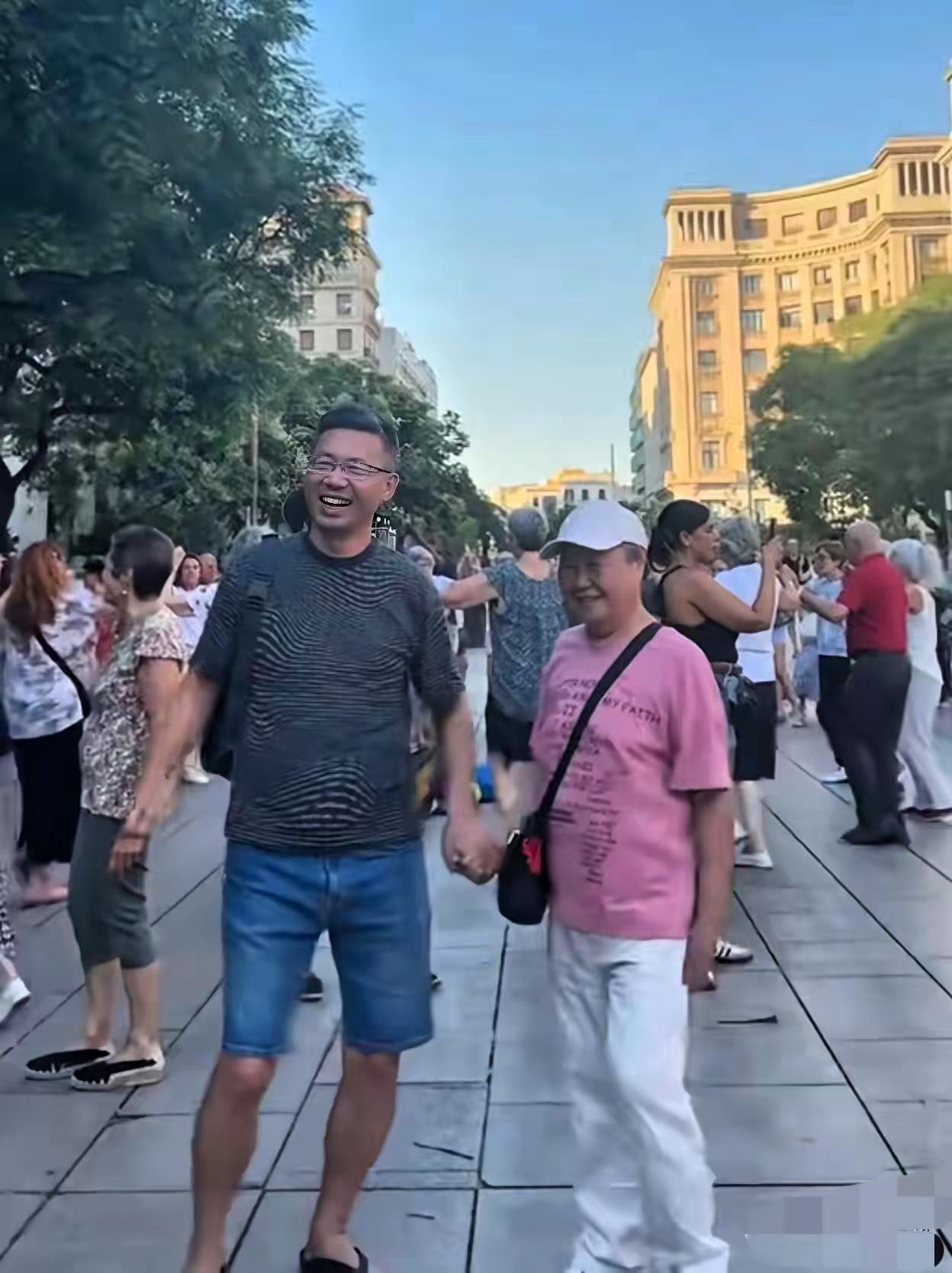 郑毓煌，清华大学原博导，全平台账号被封。看到这个消息，我一时间有点恍惚。起初刷到