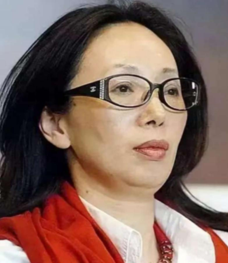 2014年，身价95亿的女富豪戴秀丽打开了一瓶9000元的红酒没喝完，竟因此就被