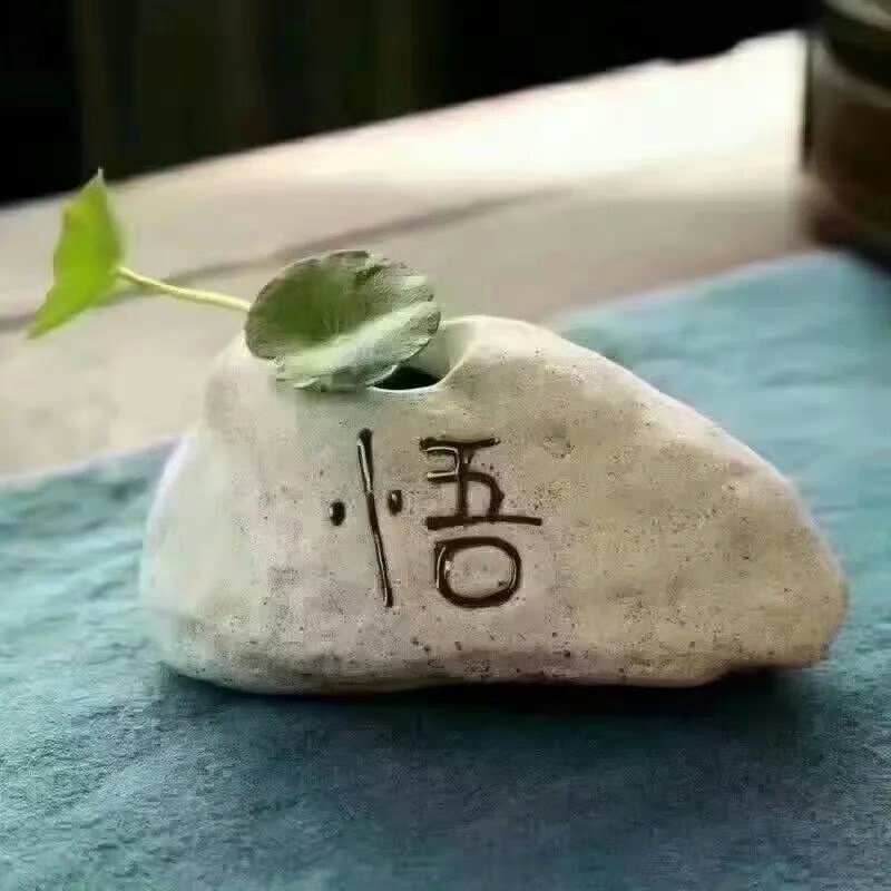 先谋生，再谋爱，事业是正餐，爱情是甜点。所以慢一点，再慢一点，一切都是最好的安排