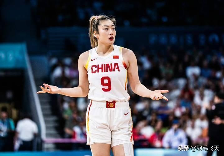 中国球迷呼唤梦姐回归
带着初春的气息，李梦从北京飞往伊斯坦布尔，正式加盟土耳其费