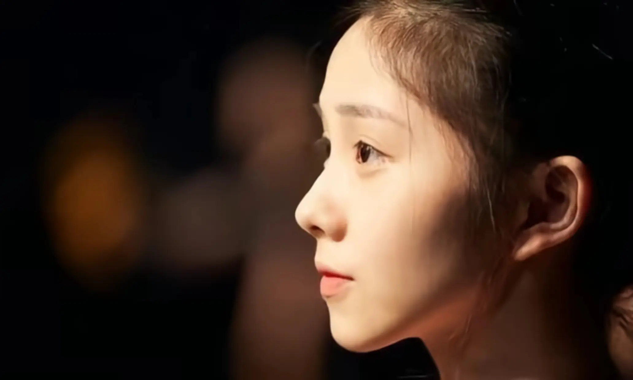 茉莉沾露的尾声是你清澈的瞳仁。