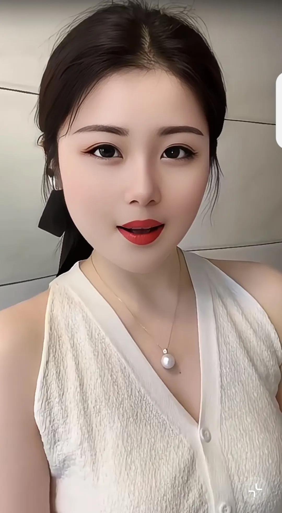 美人如花，笑傲群芳。#美人绝艳风姿# #佳人是否娇美# #高清美人秀照#