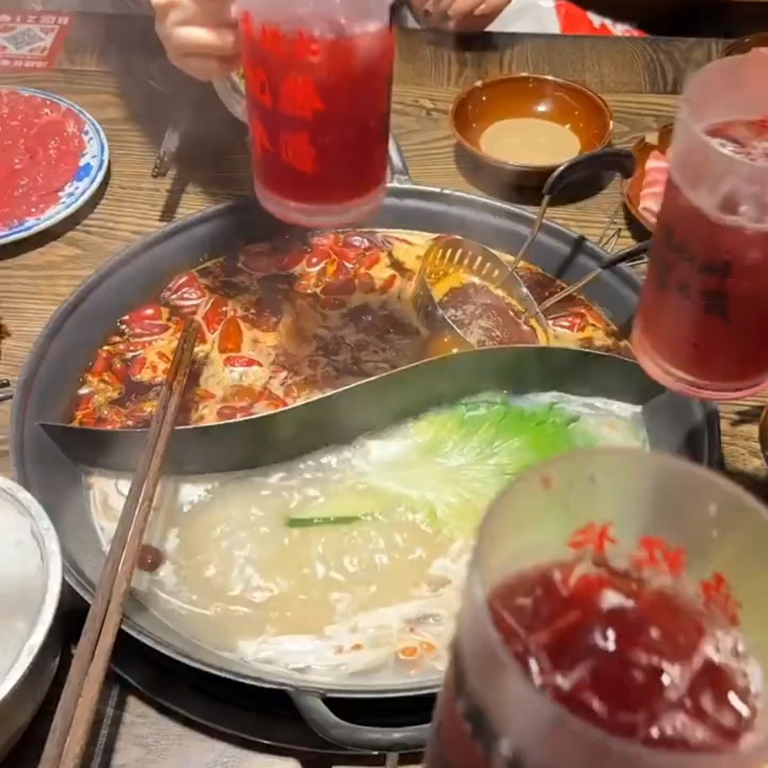 和姐妹约饭的仪式感就是：从早吃到晚！🌞 第一次见面直接冲进巷子里的老店，点了一