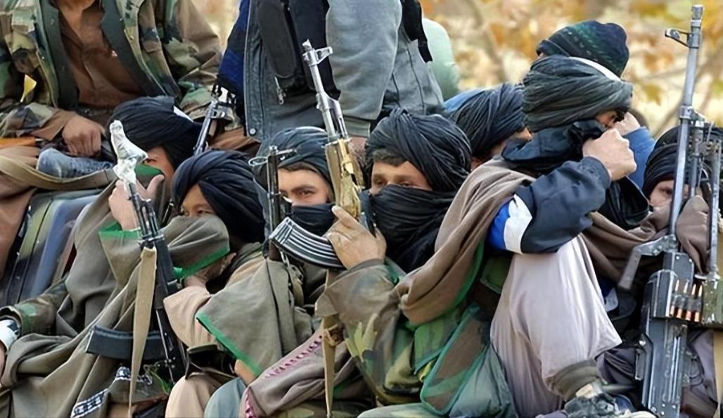 70架军机连夜扑向以色列，伊朗这回掉进美以设下的连环套。巴铁大军突然出击，中东短