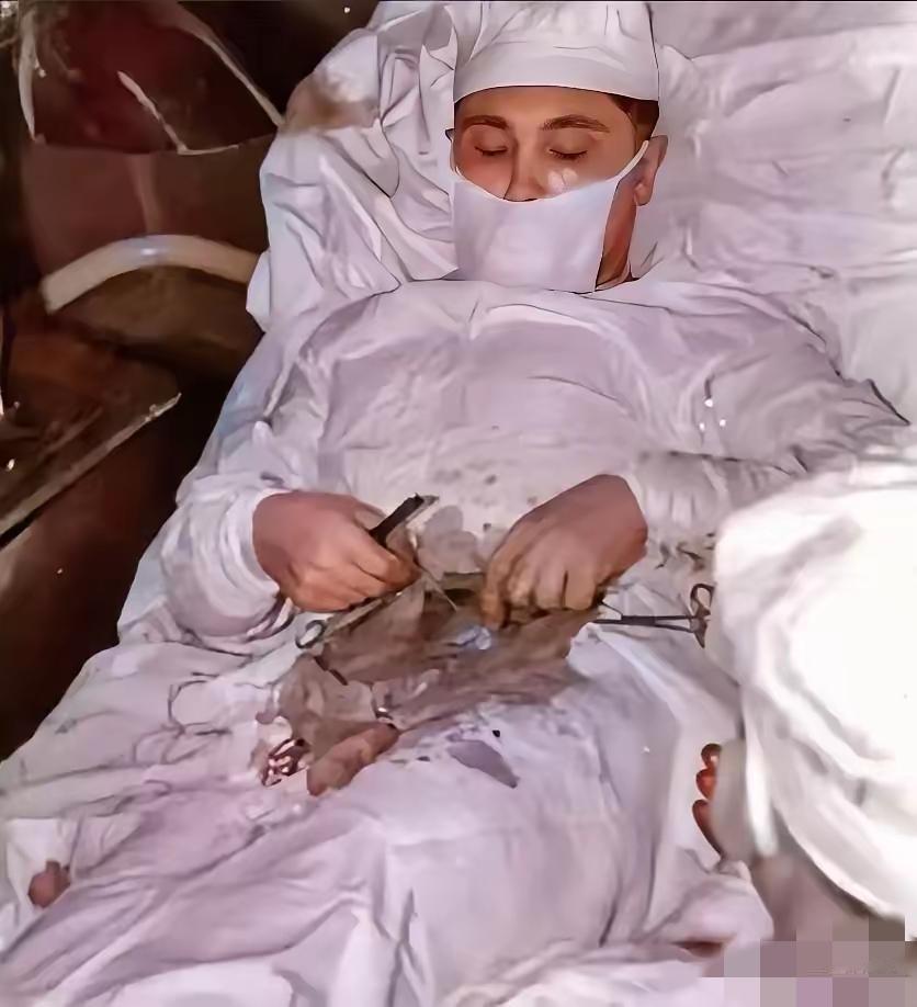 1961年，在南极考察站里，在南极考察站里，27岁的苏联医生给自己注射了麻醉剂，