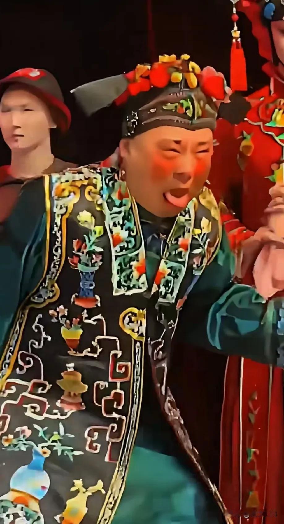 真能糟蹋京剧啊，又是扮丑又是伸舌头！