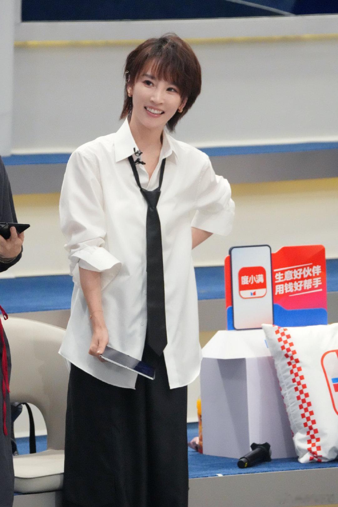 谢楠谢楠半夜跑到张月旁边乘风2026得知乌龙的缘由之后再回看画面，每一个细节都透