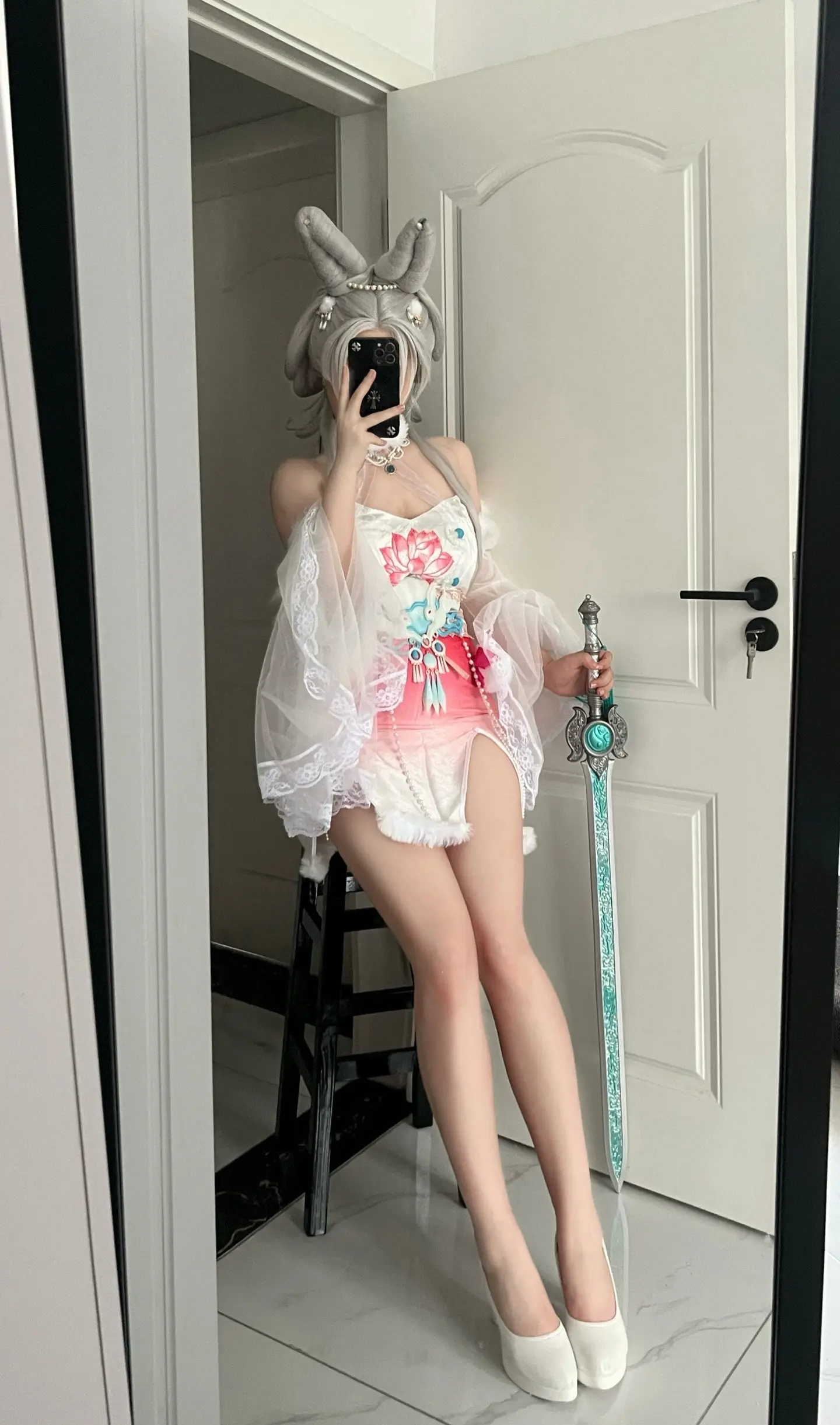 江畔何人初见雪，江雪何年初映人。顾清寒cos