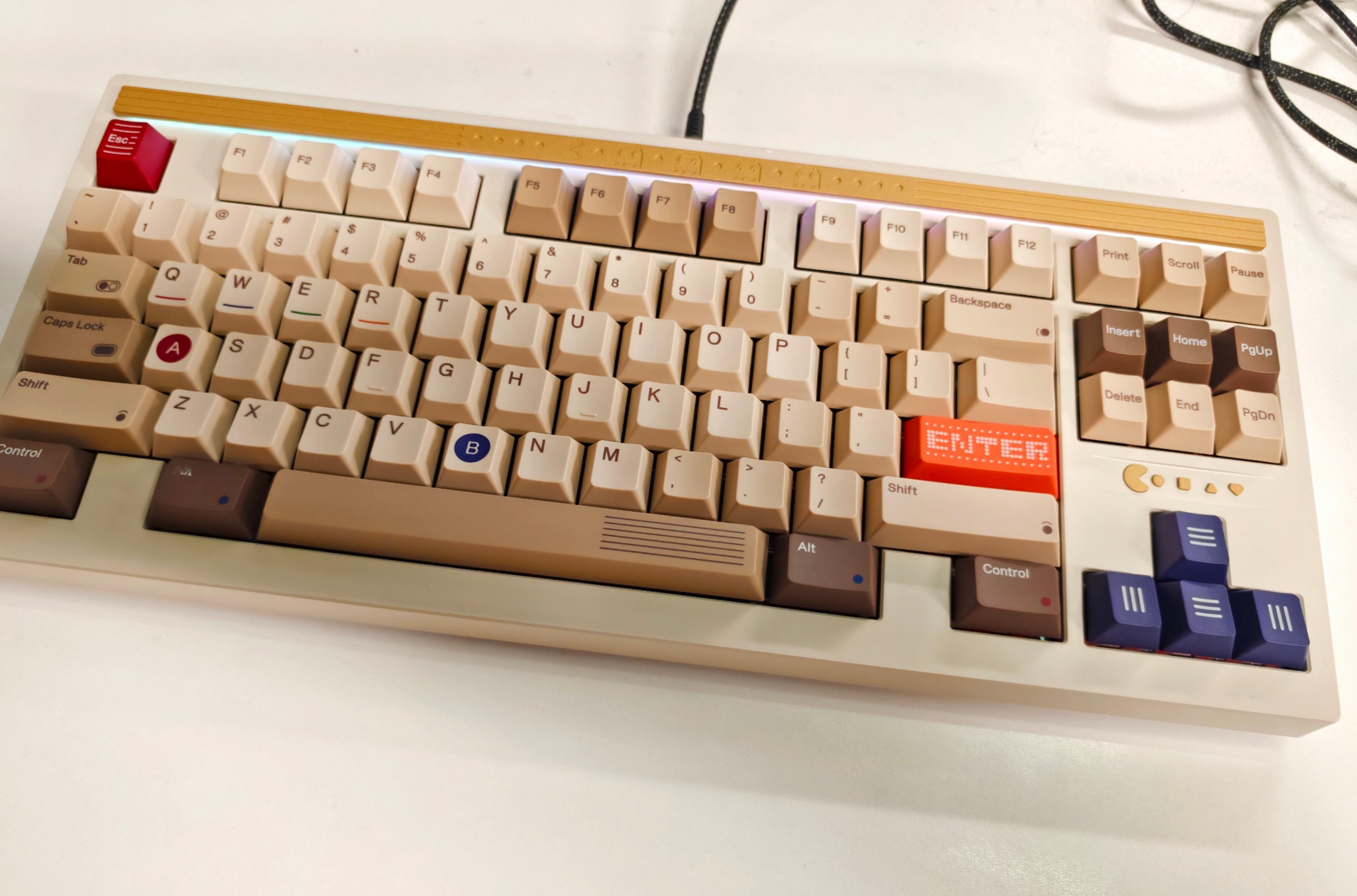 据说现在客制化圈流行肌无力的脆轴了，搞了一个号称为此优化的套件听听声音。 做的。