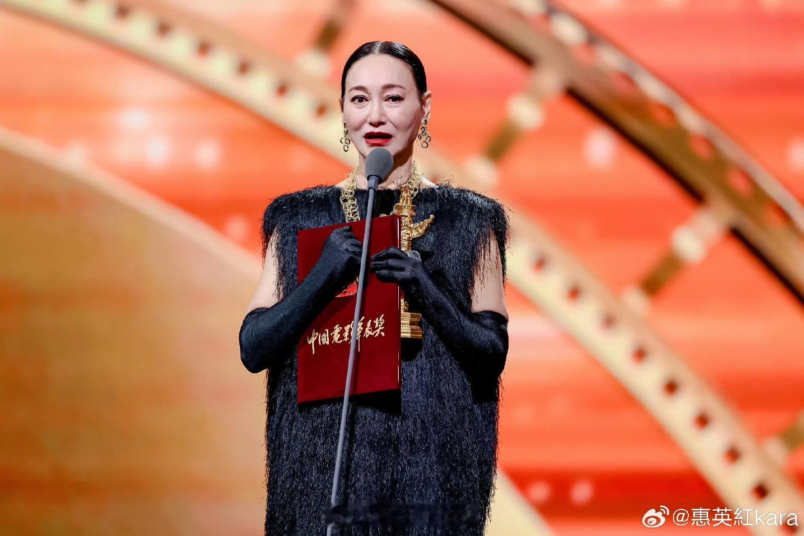 以防你不知道惠英红有多能打伤痕满身的武打岁月，赤诚真心的表演生涯，红姐值得所有荣